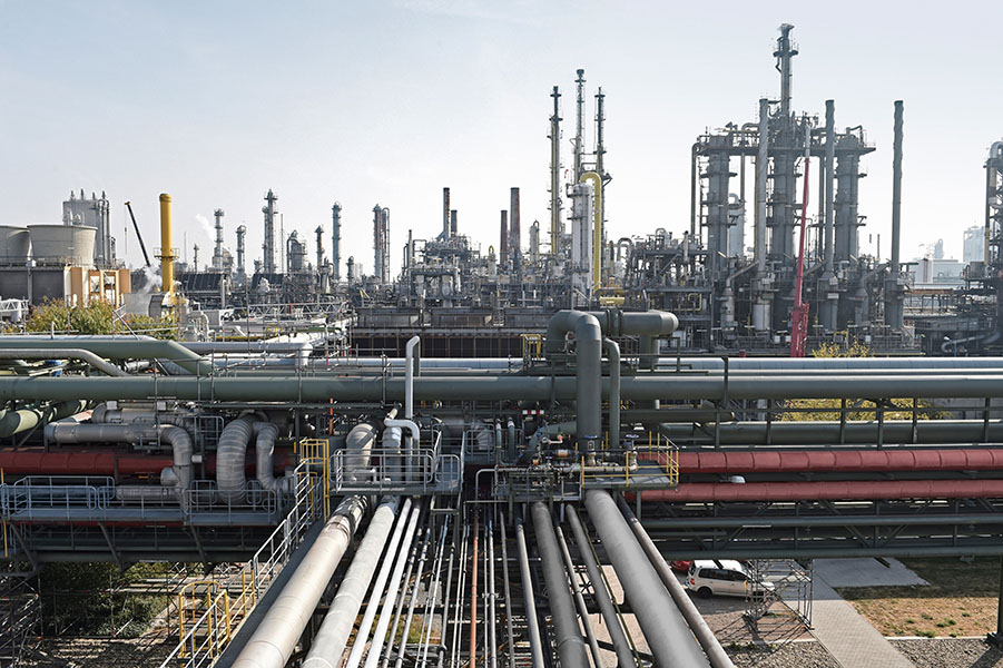 Photograph of a chemical plant where ammonia is manufactured.